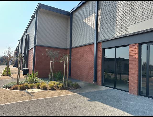 303M² WAREHOUSE TO LET IN ROOIHUISKRAAL NORTH